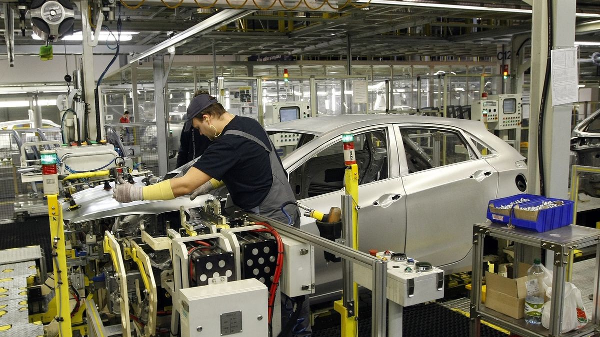 Výroba aut v lednu klesla o 12 procent